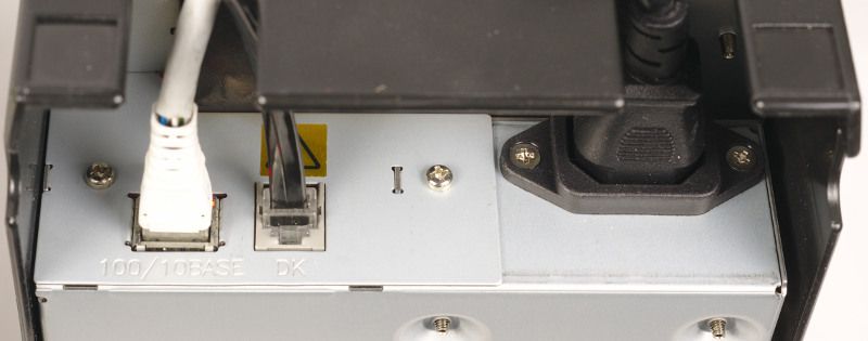 Kabel konektor RJ12 dicolokkan ke soket