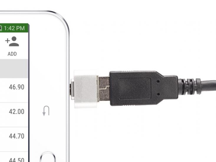 USB OTG sau cablul in portul micro-USB la telefonului sau tabletei